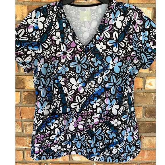 MedCouture Prints Multicolored Floral Short Sleeve Medical Scrub Top Medium - Picture 4 of 4